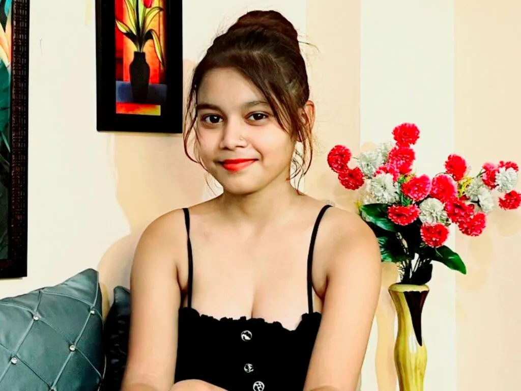 AdrianaReyez cam room